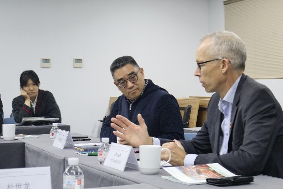 一群人围坐在桌子前吃东西 AI 生成的内容可能不正确。