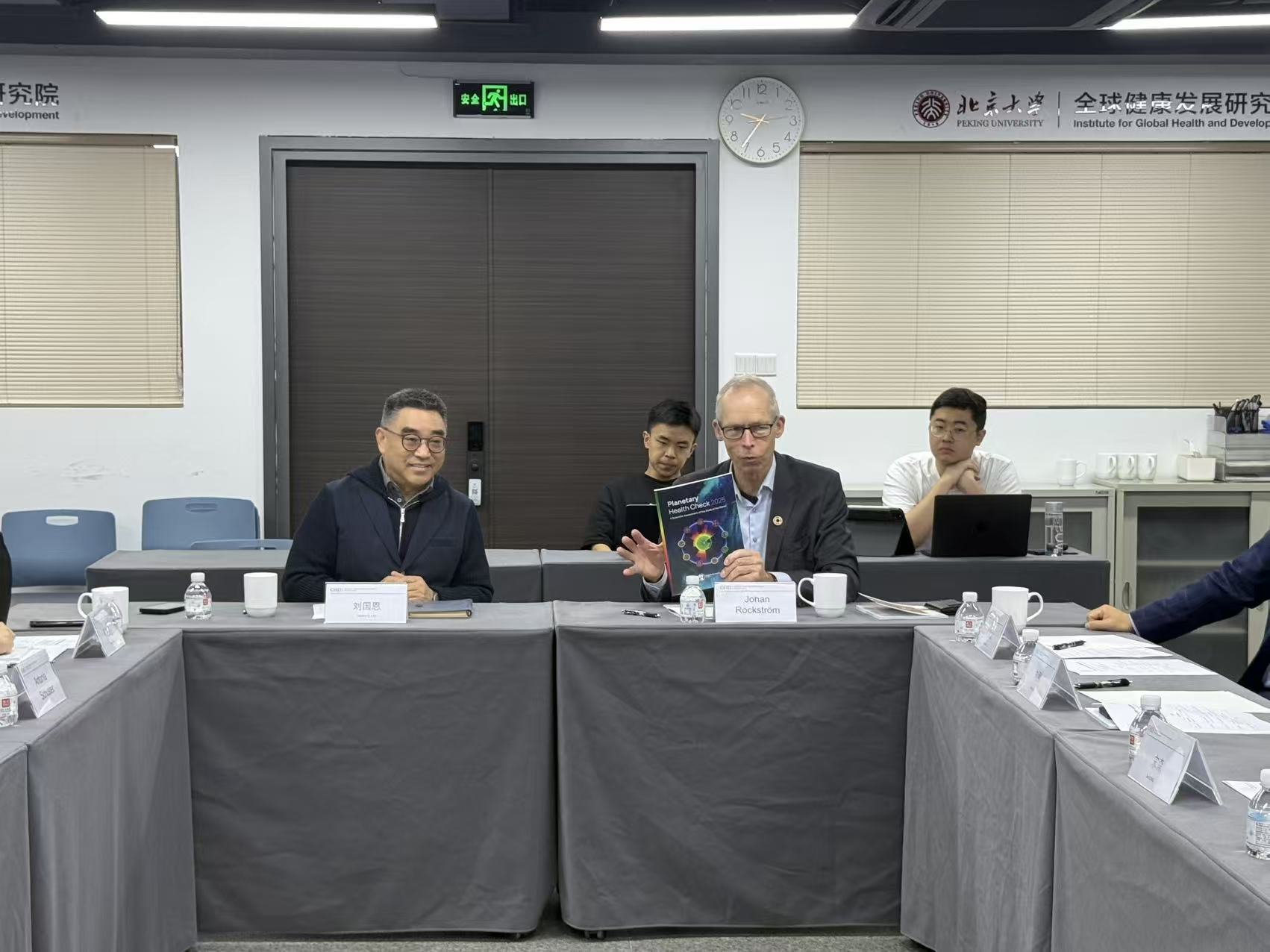 一群人在厨房里 AI 生成的内容可能不正确。