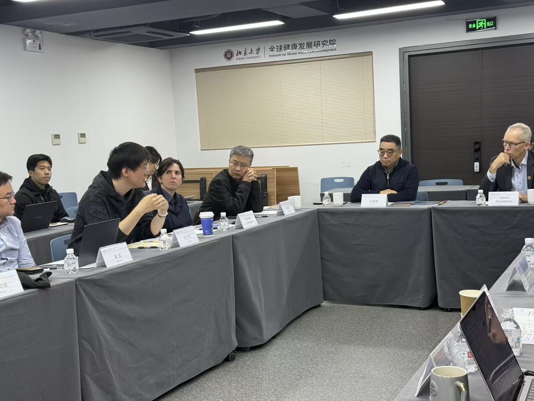 会议室里的人们 AI 生成的内容可能不正确。