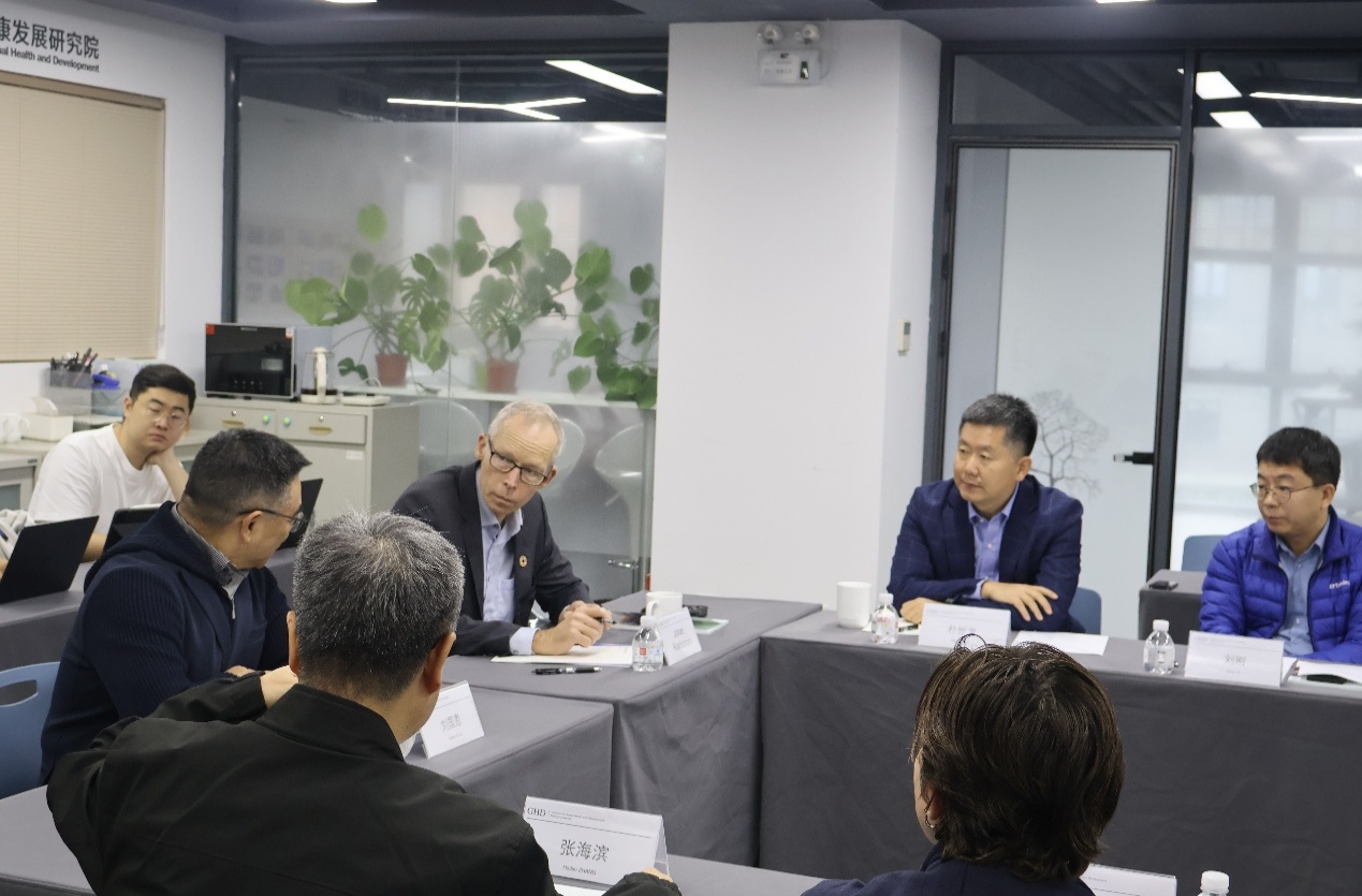 会议室里的人们 AI 生成的内容可能不正确。