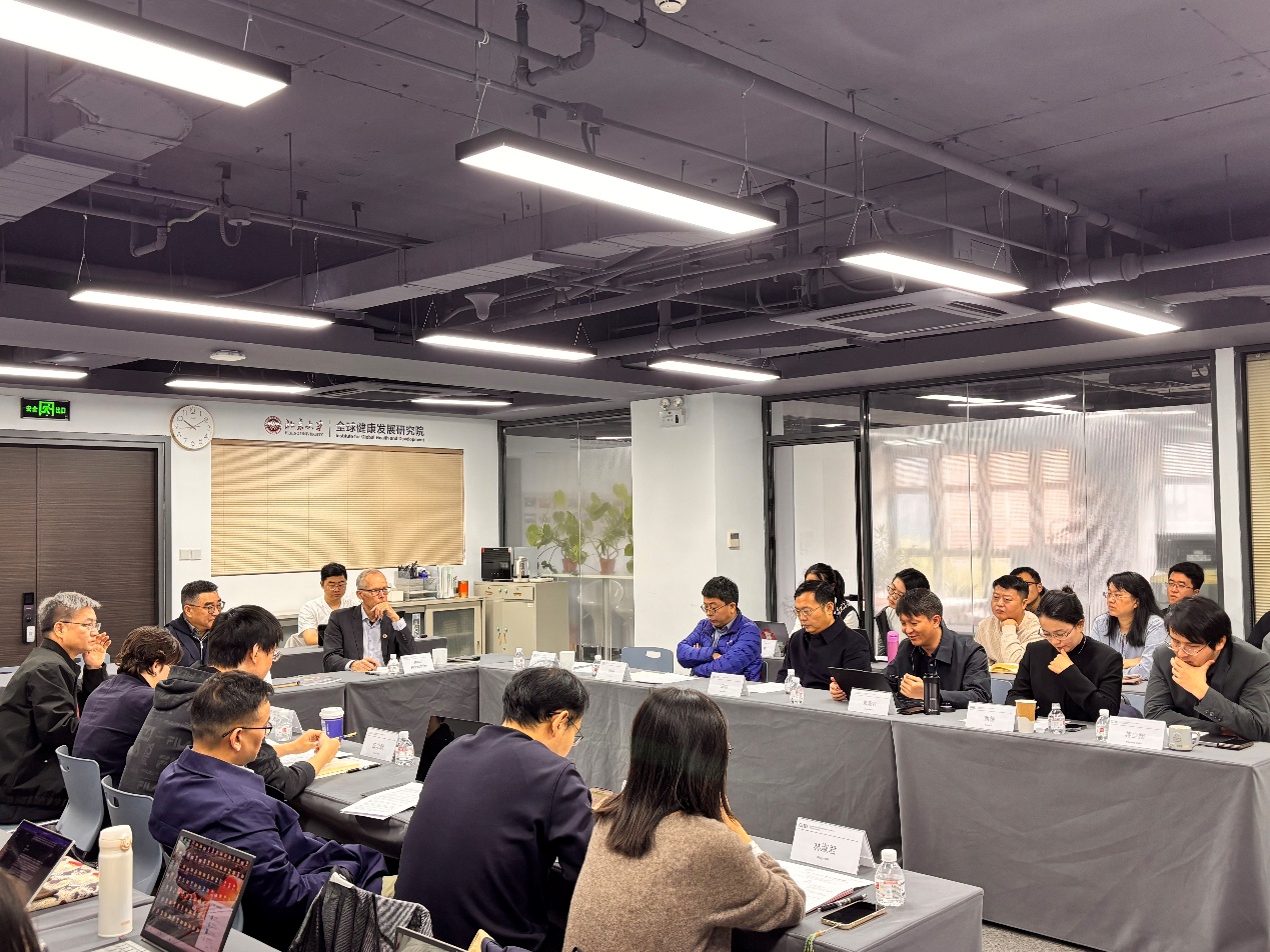 会议室里的人们 AI 生成的内容可能不正确。