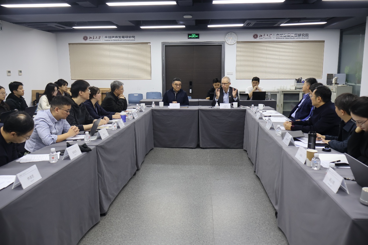 一群人在餐厅里 AI 生成的内容可能不正确。